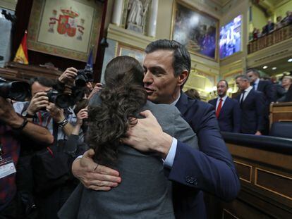 Sánchez e Iglesias se abrazan tras la investidura del candidato del PSOE como presidente del Gobierno, en enero de 2020.