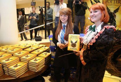 Dos fans reciben 'Harry Potter y el niño maldito' en una librería de Londres.