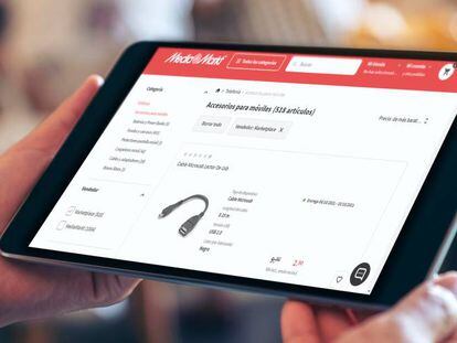Una persona consulta el 'marketplace' de MediMarkt en una tableta.