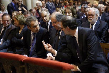 Mariano Rajoy y José Luis Rodríguez Zapatero hablan en presencia de Juan Vicente Herrera, presidente de la Junta de Castilla y León durante el funeral por Isabel Carrasco en la catedral leonesa.