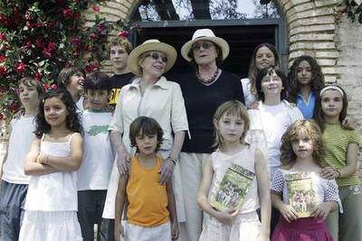Rosa María Sardà, rodeada de los niños que intervienen en la serie. A su izquierda, la escritora Rosa Regàs.