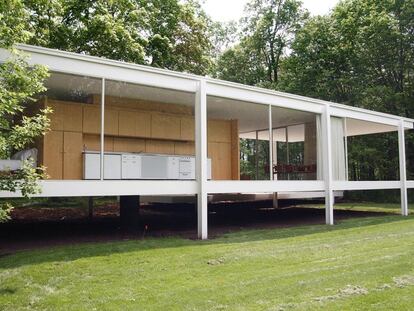 La mítica vivienda con la que Ludwig Mies Van der Rohe sedujo y hundió a la nefróloga Edith Farnsworth partió del claro de un bosque junto al río Fox en Plano, Illinois (Estados Unidos), y se inauguró en 1951.