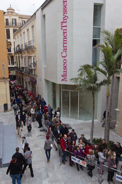 Cientos de vecinos guardan cola para ver el nuevo museo Carmen Thyssen.