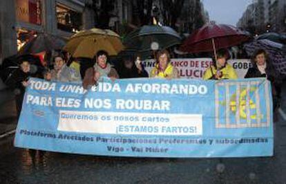 Afectados por las subordinadas y las participaciones preferentes de Novagalicia Banco se manifiestan. EFE/Archivo