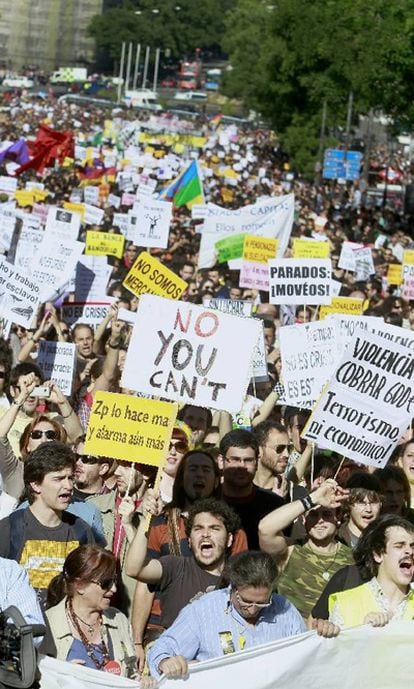 Varios miles de personas se concentran en más de 50 ciudades españolas para protestar contra los políticos y los bancos.