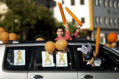 La movilización ha sacado a las calles a miles de vehículos. En la imagen, una joven protesta en la manifestación de Sevilla.