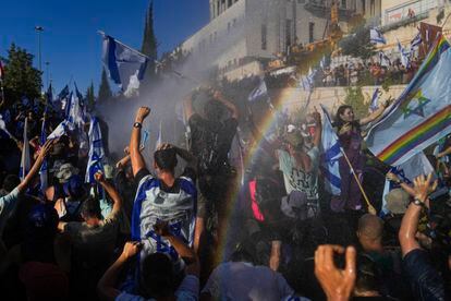 La policía israelí dispersa a los manifestantes que bloquean una carretera durante una protesta contra los planes del gobierno del primer ministro Benjamin Netanyahu para revisar el sistema judicial, en Jerusalén, el lunes 24 de julio de 2023.
