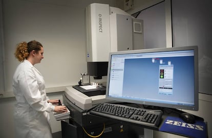 Una empleada de Nanoker controla las dimensiones de unos productos.