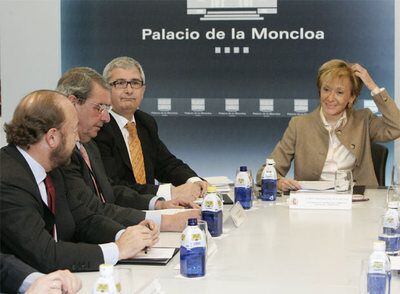 María Teresa Fernández de la Vega,  durante una reunión con los responsables de la Unión de Televisiones Comerciales Asociadas.