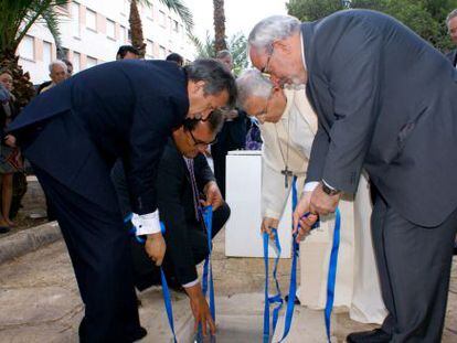 Primera piedra en mayo de 2013 de la sede de la Universidad Cat&oacute;lica en Sant Joan, con su alcalde, Manuel Aracil, y Jos&eacute; Luis Mendoza