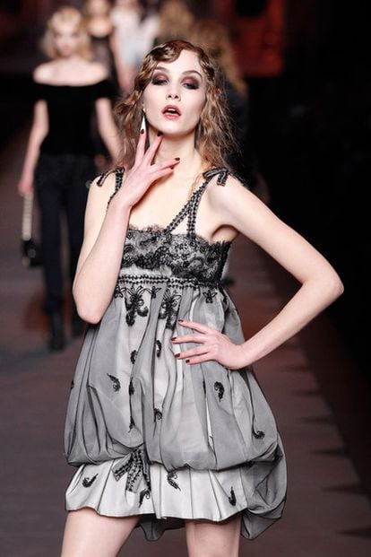 Dior despide a Galliano con una colección en la que se presentaron diseños en raso.