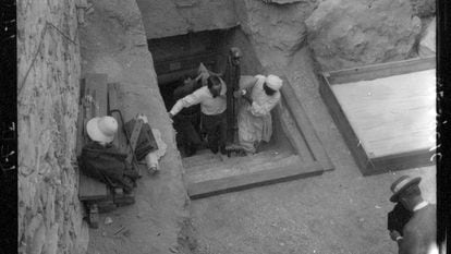 Carter y un trabajador egipcio sacan un trozo de un lecho de la tumba de Tutankamón, en febrero de 1923 mientras los retrata otro miembro del equipo, probablemente Lord Carnarvon.