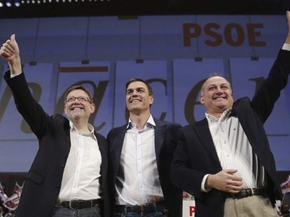Pedro Sánchez junto a los candidatos del PSOE en Valencia.