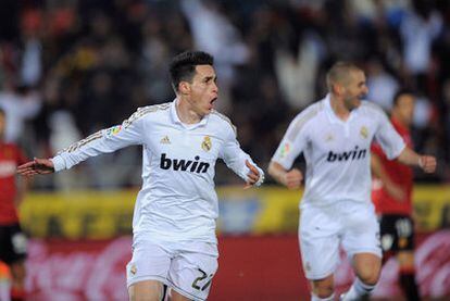 Callejón, y tras él Benzema, celebran el gol de la victoria del Madrid.