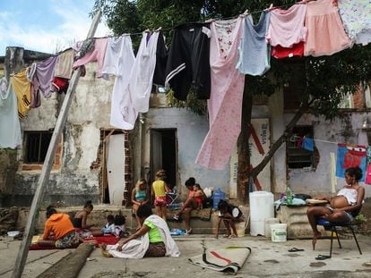 Una familia en una favela de Río de Janeiro (Brasil), en una imagen de archivo.