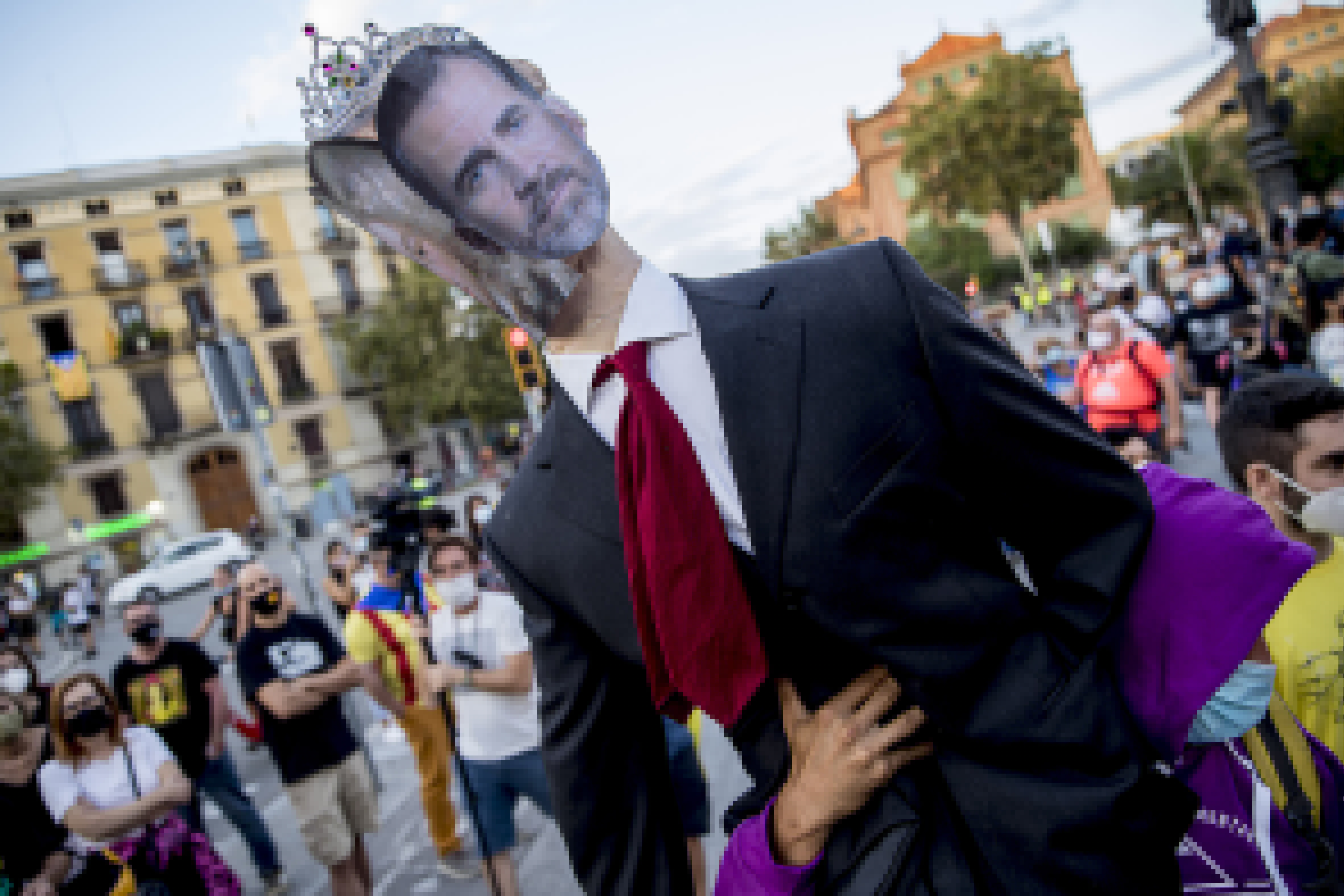 Un manifestante independentista con una careta de Felipe VI, durante la Diada, el pasado 11 de septiembre.
