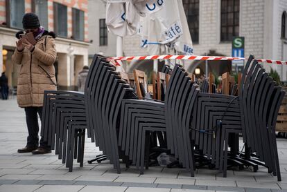 Sillas apiladas de un establecimiento de hostelería de Múnich.