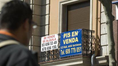 Cartel en un balcón de una vivienda de Barcelona.