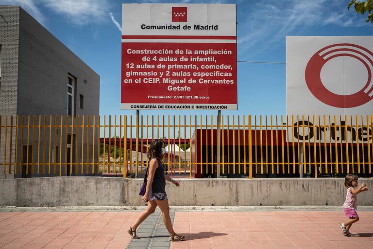 Padres del colegio público Miguel de Cervantes de Getafe denuncian que el centro lleva años sin terminar de construirse.