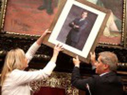 El PP reemplaza la estatua por un retrato de Felipe VI. La CUP tensa el pleno y, citando a Otegi, tacha a Juan Carlos I de  antiguo jefe de los torturadores 
