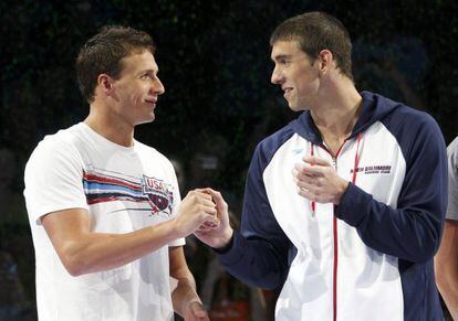 Lochte (izq) y Phelps antes de la entrega de medallas.