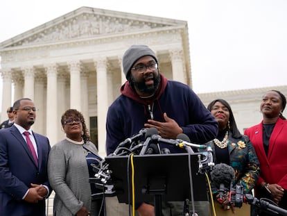 Evan Milligan, a las puertas del Supremo el 4 de octubre de 2022, cuando se celebró la vista oral del caso sobre derecho al voto en Alabama en que intervenía.