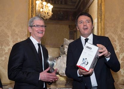 El primer ministro italiano, Matteo Renzi, durante su reunión con el consejero delegado de Apple, Tim Cook (d), en Roma, el 22 de enero de 2016.