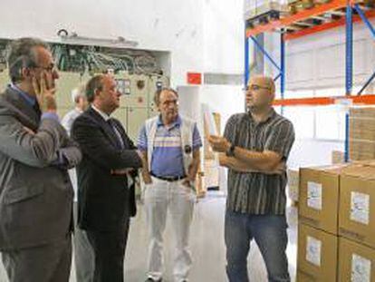 El presidente de Extremadura, José Antonio Monago (2i), durante su visita a una empresa de tecnología médica en el parque Tefen.