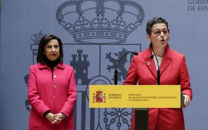 La ministra de Exteriores, Arancha Gónzalez Laya, con la ministra Margarita Robles a su lado, el día de su toma de posesión.