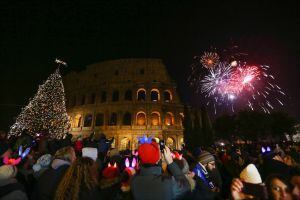 Celebración de la Nochevieja junto al Coliseo de Roma.