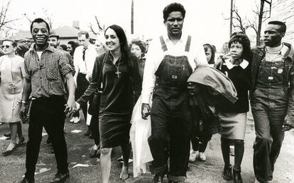 The writer James Baldwin, Joan Baez and the activist James Forman, in the march from Selma to Montgomery (Alabama) in 1965, which called for the Voting Act for blacks. 