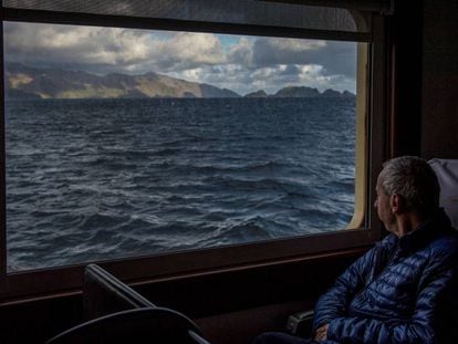 Un turista navega en aguas de la región de Magallanes.