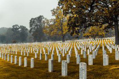 Lápidas del cementerio de Arlington, al otro lado del río Potomac, en la Mancomunidad de Virginia.