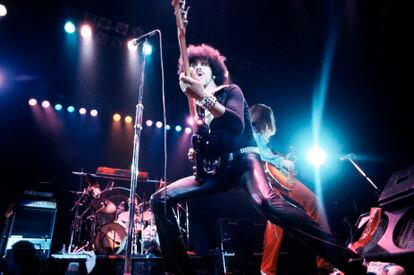 Thin Lizzy actuando en Londres en 1978. En primer término, Phil Lynott tocando el bajo; detrás, Scott Gorham con la guitarra.