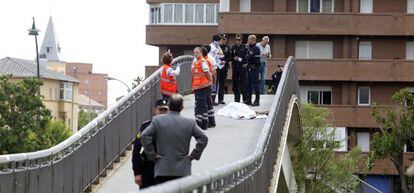 El cadáver de la presidenta de la Diputación y del PP de León, Isabel Carrasco, tapado con una manta en el puente sobre el Bernesga, en León.