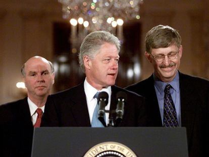 Los líderes del Genoma Humano Craig Venter (izquierda) y Francis Collins (derecha) junto al entonces Presidente de EEUU Bill Clinton, el 26 de junio de 2000, durante la presentación del logro científico