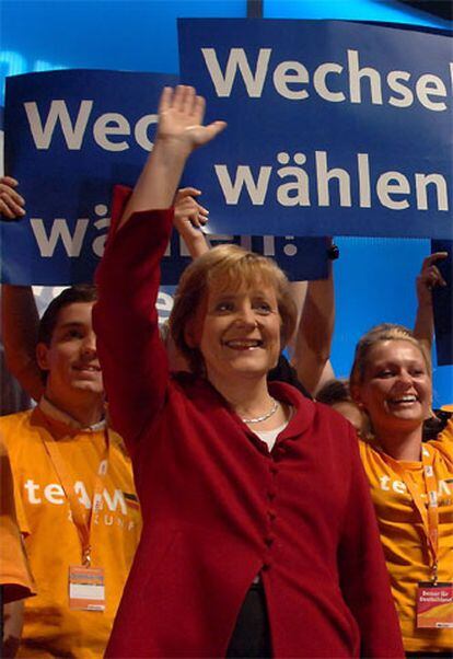 Merkel, ayer en un mitin en Berlín, junto a simpatizantes de su partido que piden un voto "por el cambio".