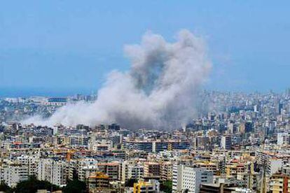 El humo se levanta sobre la ciudad de Beirut después nuevos ataques de la aviación de Israel sobre supuestas posiciones de Hezbolá, el viernes 11 de agosto.