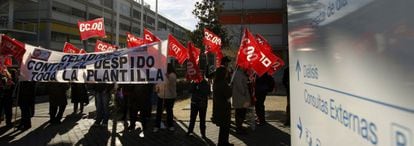 Protesta de los celadores del hospital Infanta Leonor frente al centro, ayer.