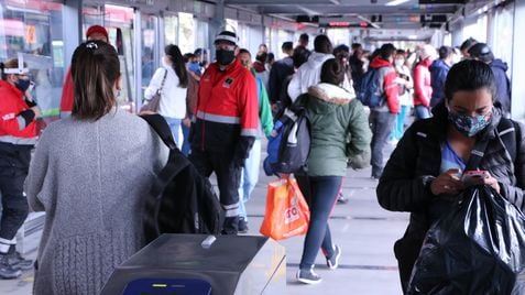 Usuarios del Transmilenio en Bogotá durante la pandemia.