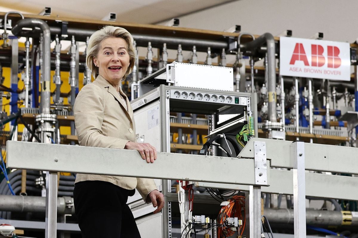 La Presidenta de la Comisión Europea, Ursula von der Leyen, durante su visita a un centro de investigación en el Instituto Max Planck en Múnich, la semana pasada.