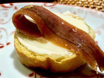 Anchoa SanFilippo con pan tostado y mantequilla.