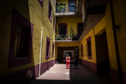 Dos vecinos en el interior de Allende, 46, en el centro histórico de Ciudad de México.