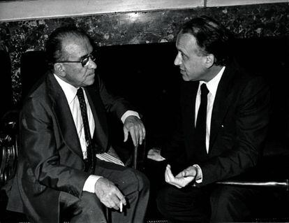 El dirigente del PCE Santiago Carrillo con Xabier Arzalluz, líder histórico del PNV, en julio de 1978.