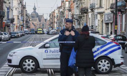 Policías belgas acordonan las calles cercanas a la estación de metro de Maelbeek.