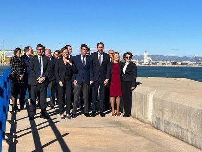 El ministro de Transportes, Óscar Puente, y el presidente de la Comunidad Valenciana, Carlos Mazón, entre distintas personalidades esta mañana en el puerto de Valencia.