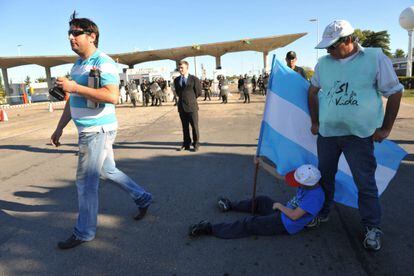 Ambientalistas argentinos y uruguayos se manifiestan contra la UPM.