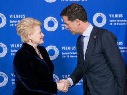 La presidente lituana, Dalia Grybauskaite (i), y el primer ministro de Holanda, Mark Rutte (d), a su llegada a la III Cumbre de Vilnius (Lituania). 