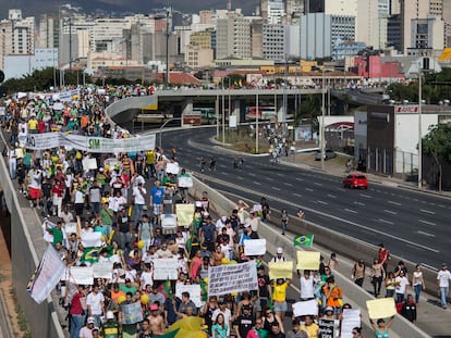 Miles de manifestantes marchan sobre un puente vehicular en Belo Horizonte (Brasil), el 26 de junio de 2013.