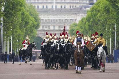 La caballería real regresaba a sus cuarteles tras la apertura del Parlamento en la Cámara de los Lores.